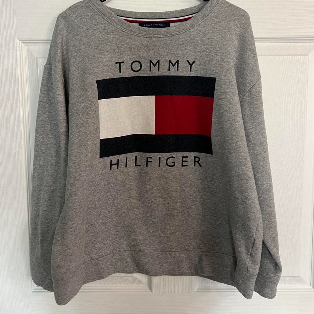 Tommy Hilfiger Logo Crewneck Sweater in Gray